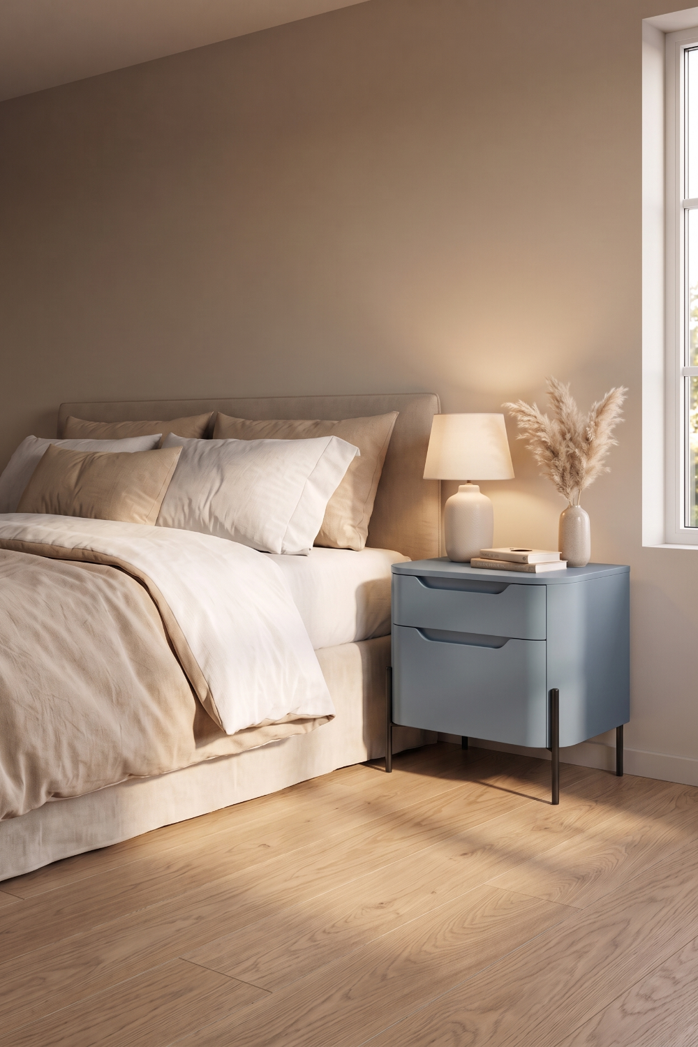 Ambra nachtkastje in blauwgrijs in een warme slaapkamer naast het bed