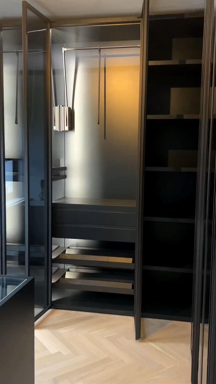 Inloopkast met brons-omrande glasvitrines en sfeerverlichting