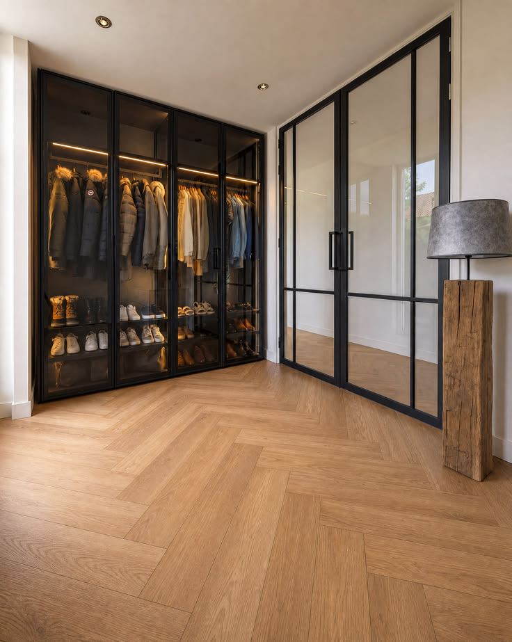 Dressing met stalen glasdeuren en visgraat parketvloer