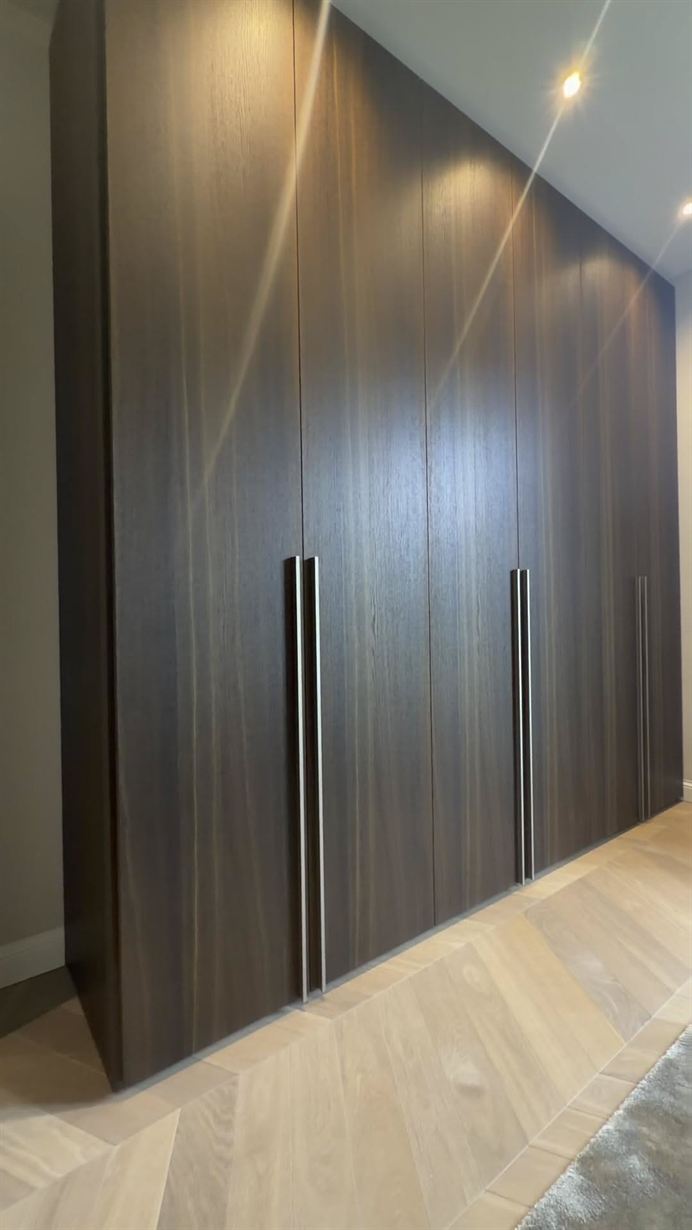 Walnoot kastwand met geborstelde grepen